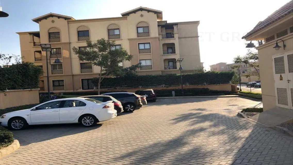 شقه في ميفيدا جاردنز  بالمطبخ والتكيفات