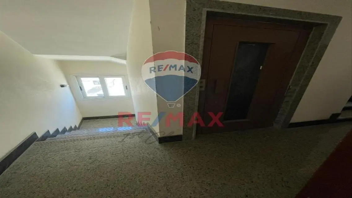 فرصة للبيع مبني كامل دقائق من الجامعة الامريكية