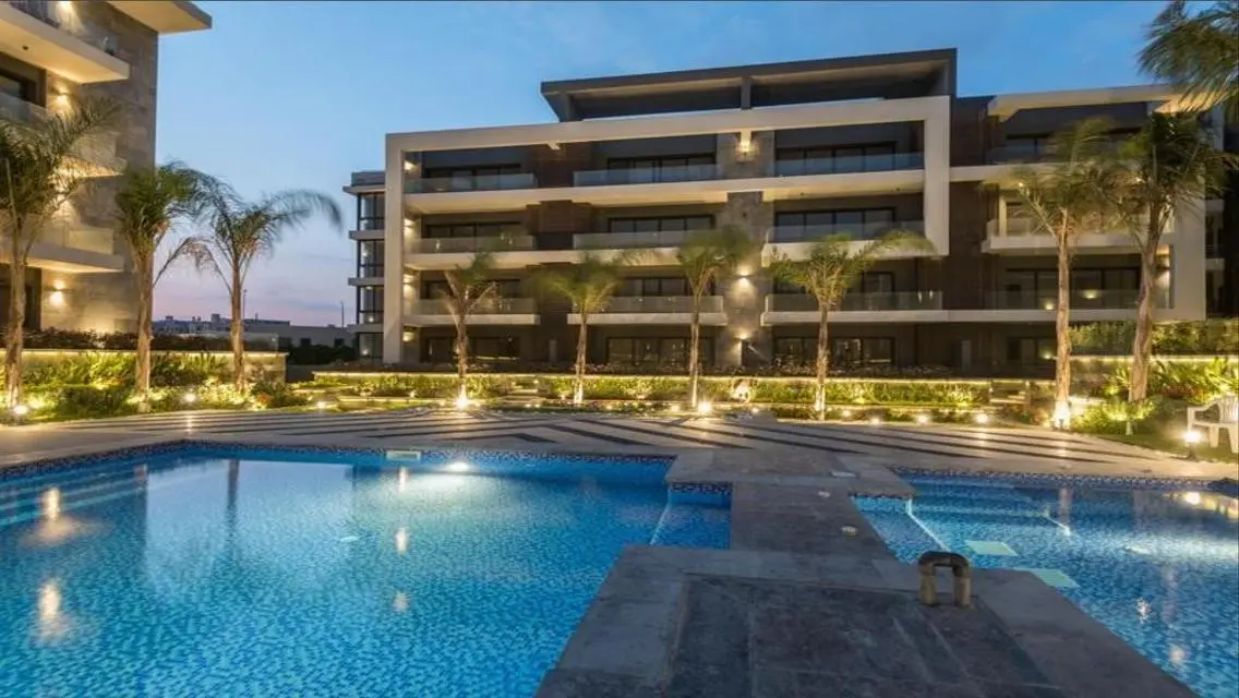 بخصم كاش 25% شقة مميزة كورنر دايركت ع طريق السويس