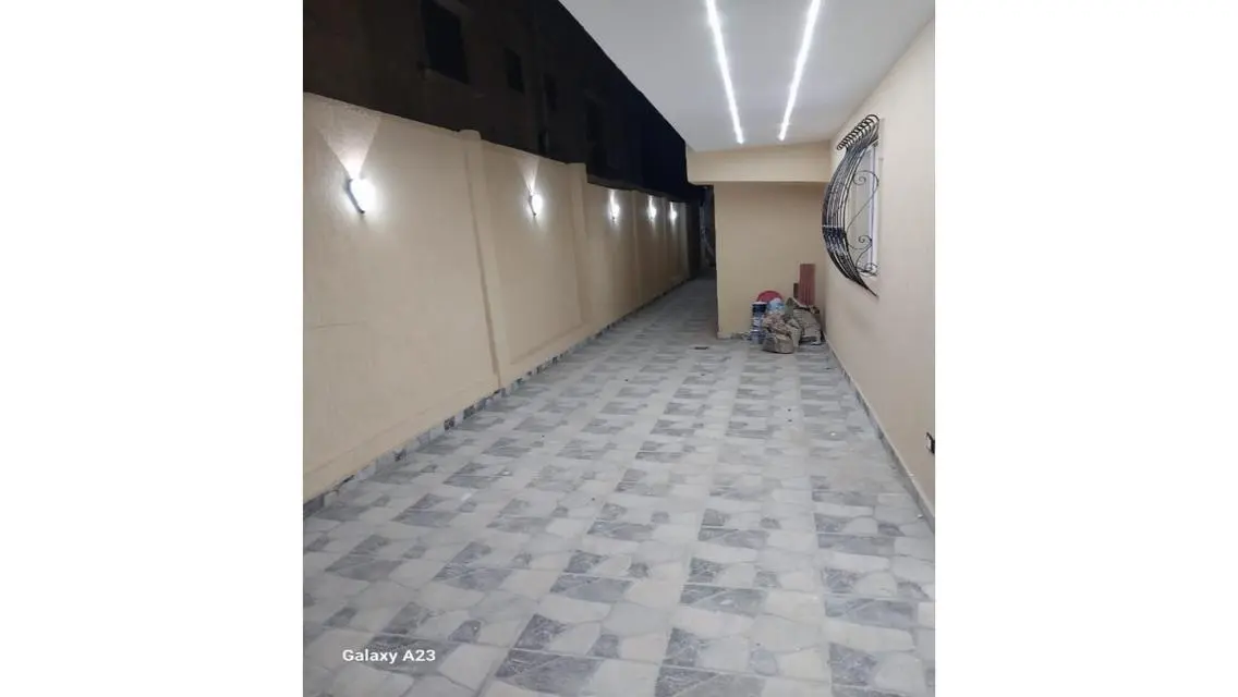 شقه وجهه ارضي  مأمنه حديد كلها  مدخل خاص 