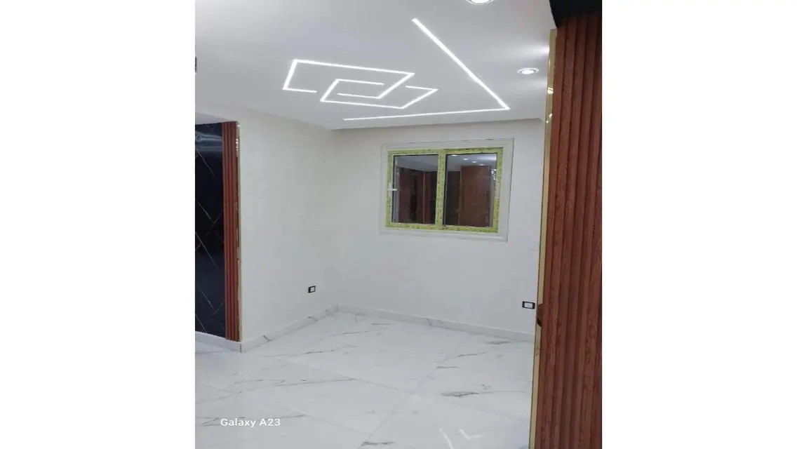 شقه وجهه ارضي  مأمنه حديد كلها  مدخل خاص 
