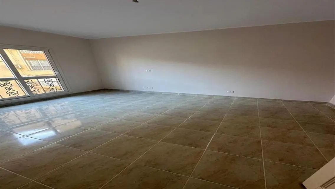 For rent, a first-class apartment in the seventh p