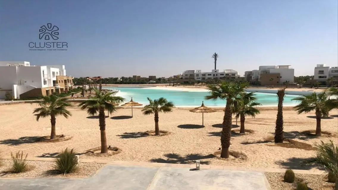 للبيع شقة دور أول على البحيرة في سوان ليك الجونة .