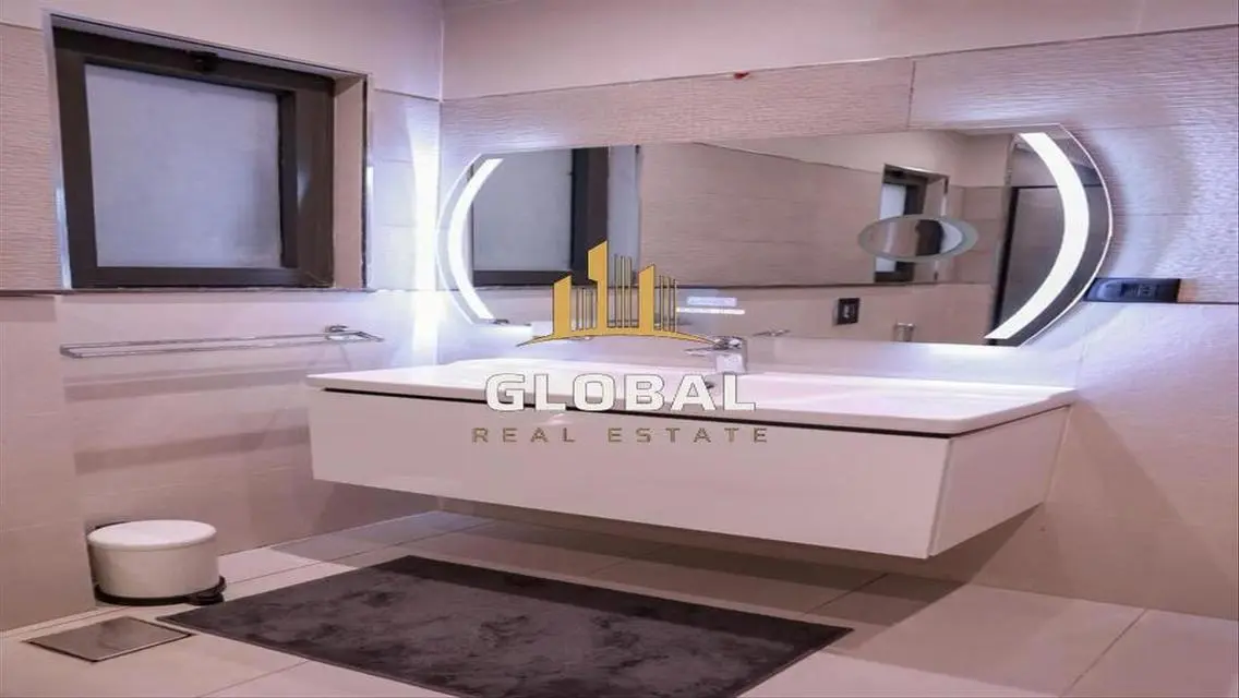Stunning Lakeview Apartment for Sale at an Attractive Price