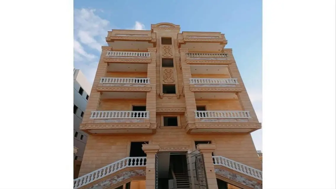 شقه بمسلسل ٣ علي شارع النوادي بجوار نادي الزمالك.