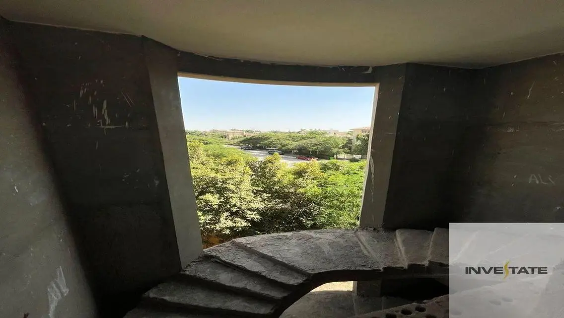 Villa in very prime location in Tara Compound.