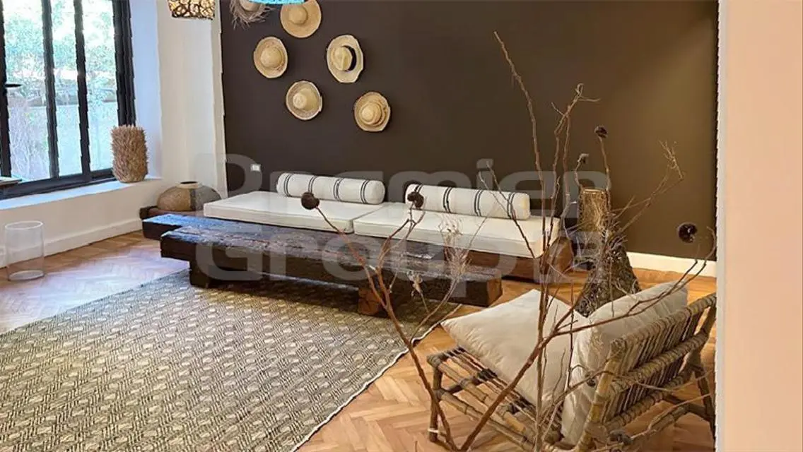 شقة فاخرة للبيع بمساحة 1800 متر مع جميع المرافق