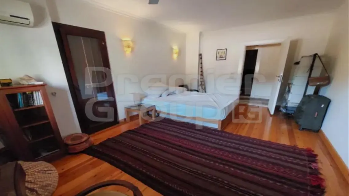 شقة فاخرة بمساحة 3200 متر - 4 غرف نوم و3 حمامات