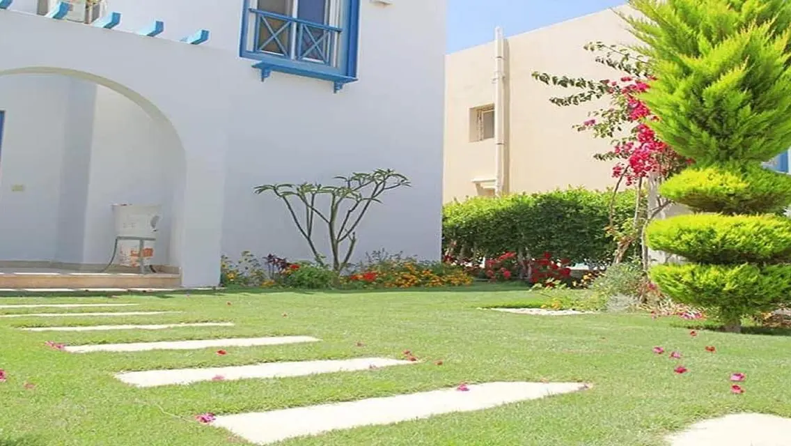 شاليه ارضي بجاردن ماونتن فيو راس الحكمه بحري -92م-