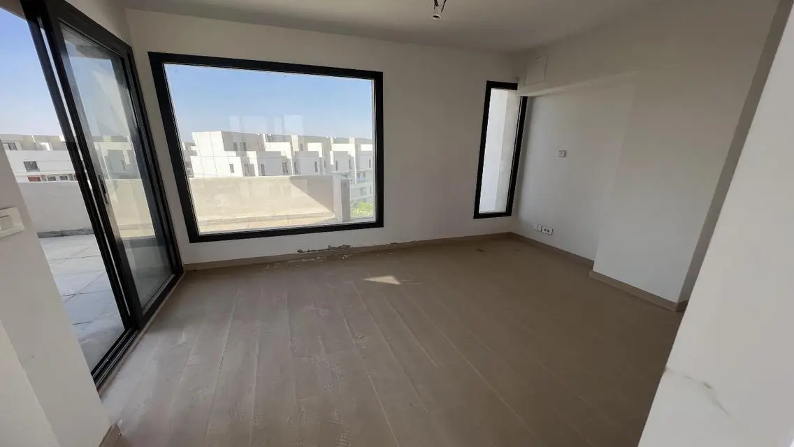 شقة مميزة بمساحة واسعة مع شرفة وحارس أمن