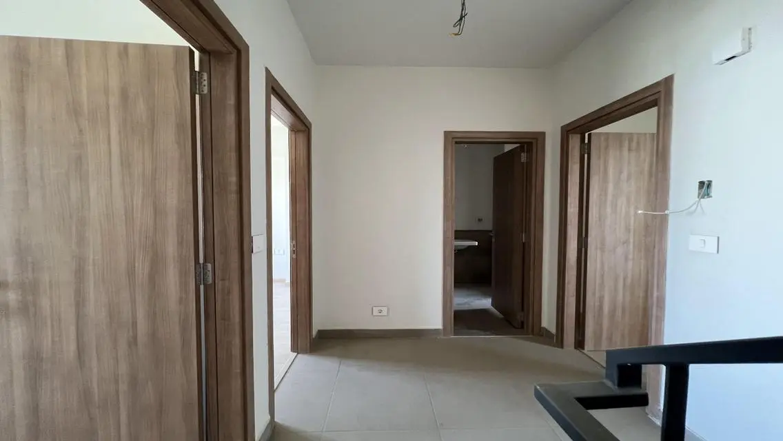 شقة مميزة بمساحة واسعة مع شرفة وحارس أمن