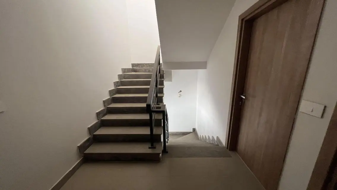 شقة مميزة بمساحة واسعة مع شرفة وحارس أمن