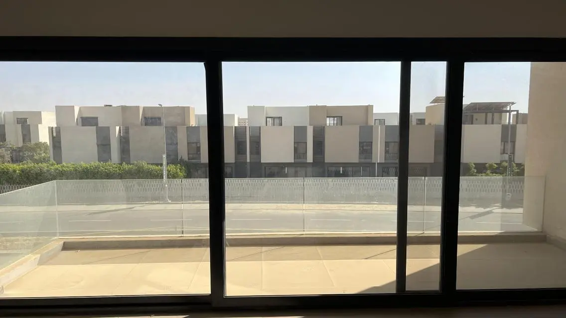 شقة مميزة بمساحة واسعة مع شرفة وحارس أمن