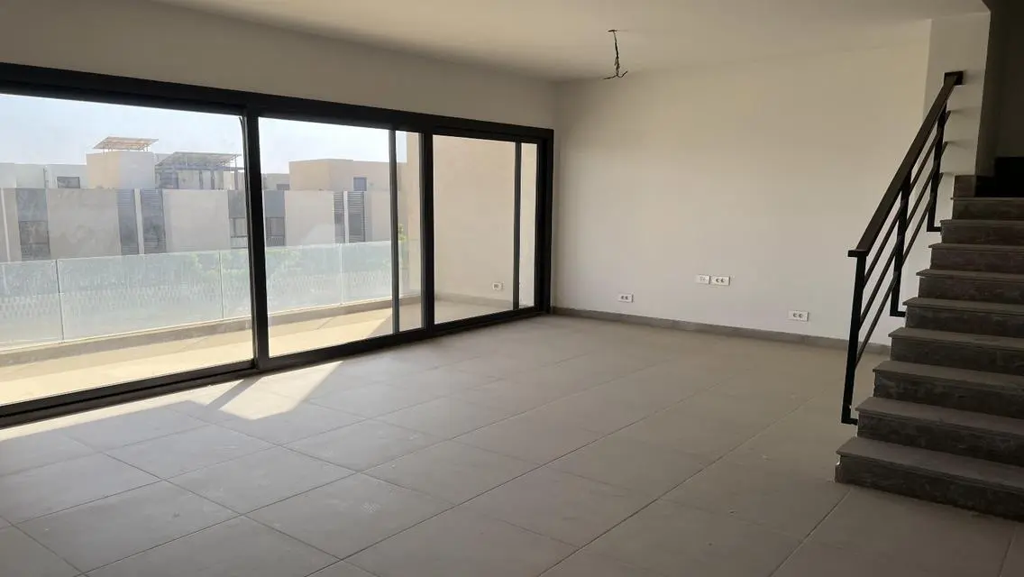 شقة مميزة بمساحة واسعة مع شرفة وحارس أمن