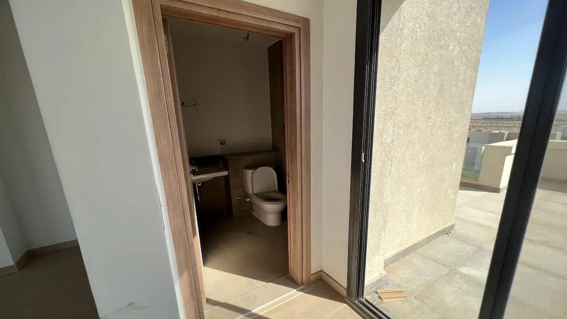شقة مميزة بمساحة واسعة مع شرفة وحارس أمن