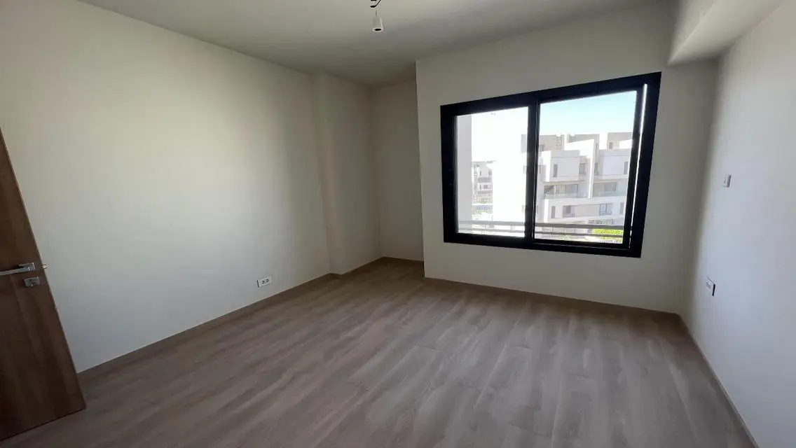شقة مميزة بمساحة واسعة مع شرفة وحارس أمن
