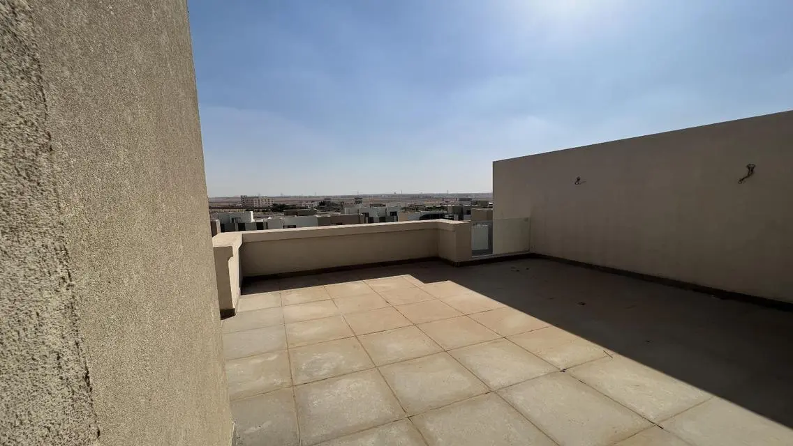 شقة مميزة بمساحة واسعة مع شرفة وحارس أمن