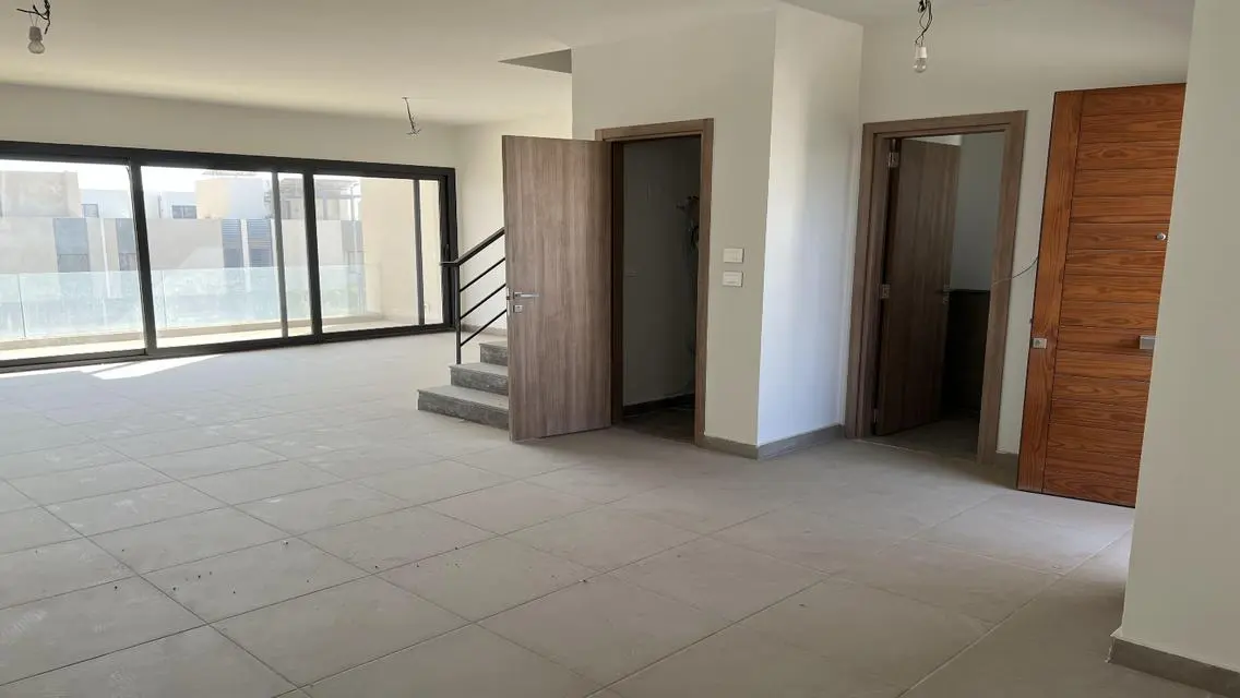 شقة مميزة بمساحة واسعة مع شرفة وحارس أمن