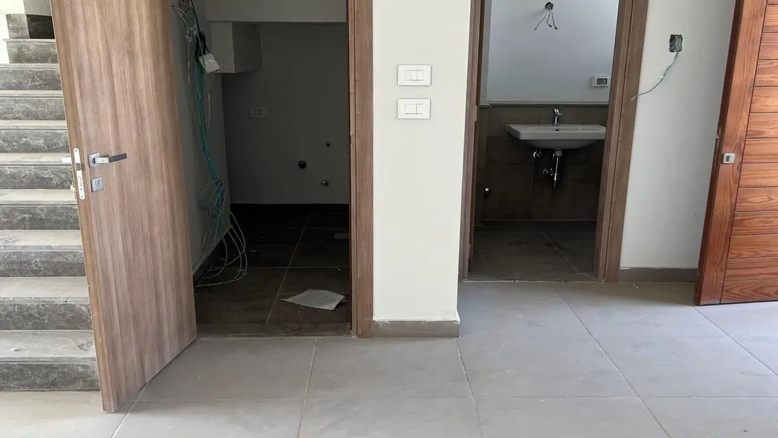 شقة مميزة بمساحة واسعة مع شرفة وحارس أمن