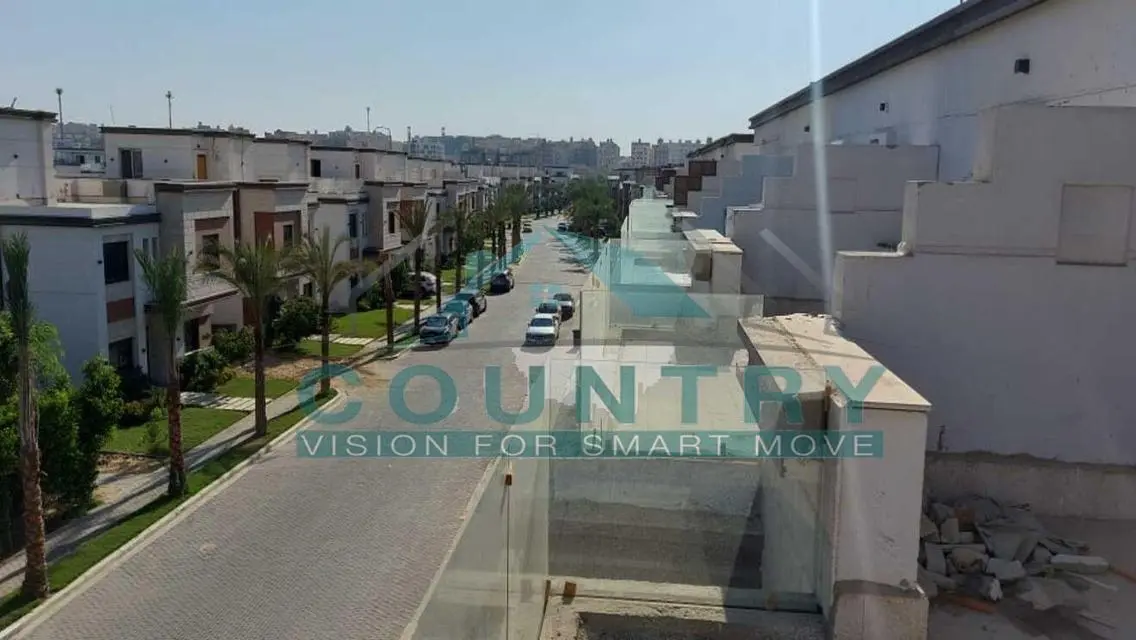 Town House Middle Ready to move with installments.