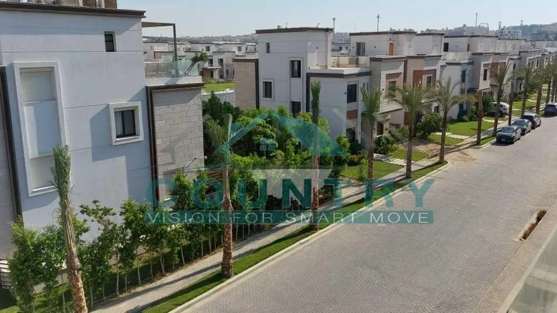 Town House Middle Ready to move with installments.