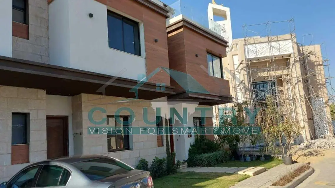 Town House Middle Ready to move with installments.