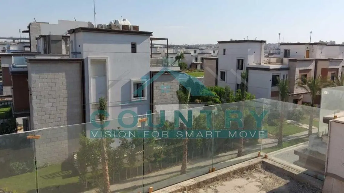 Town House Middle Ready to move with installments.