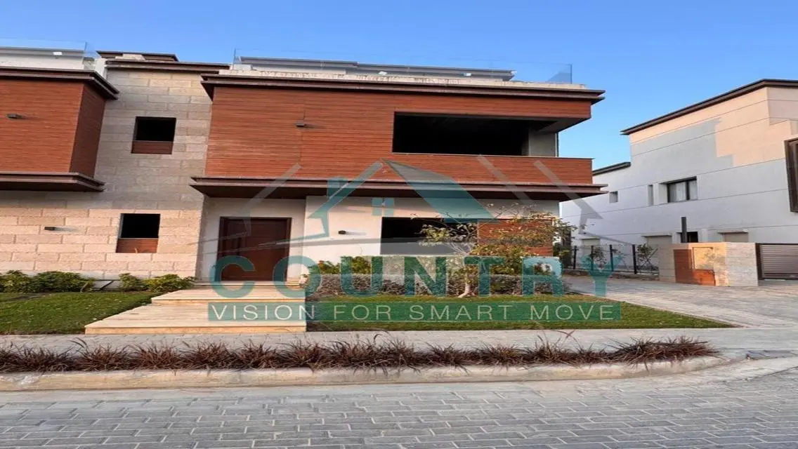 Town House Corner 300 sqm RTM with instalments.