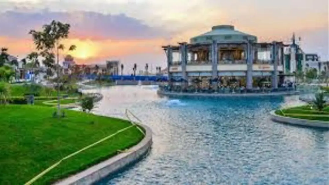 شقة فاخرة للبيع في مدينة الأضواء