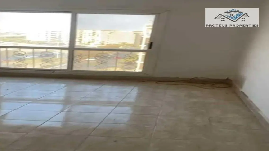 شقة فاخرة بمساحة واسعة في موقع متميز