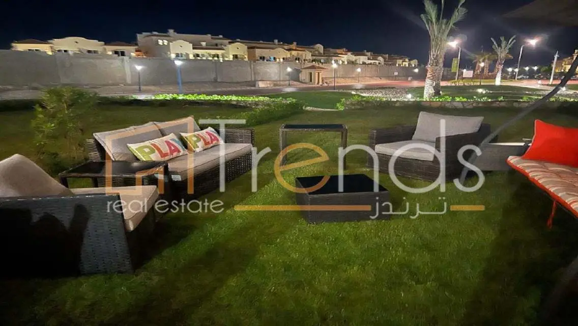 فيلا فاخرة للبيع بجوار البحيرة مع شرفة وحديقة خاصة