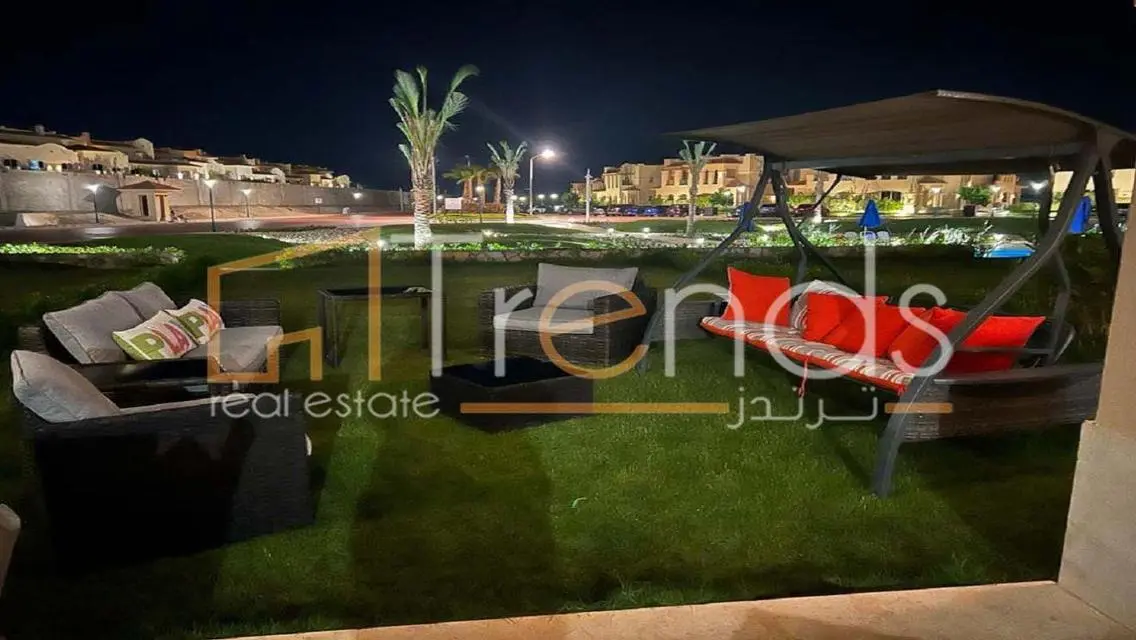 فيلا فاخرة للبيع بجوار البحيرة مع شرفة وحديقة خاصة