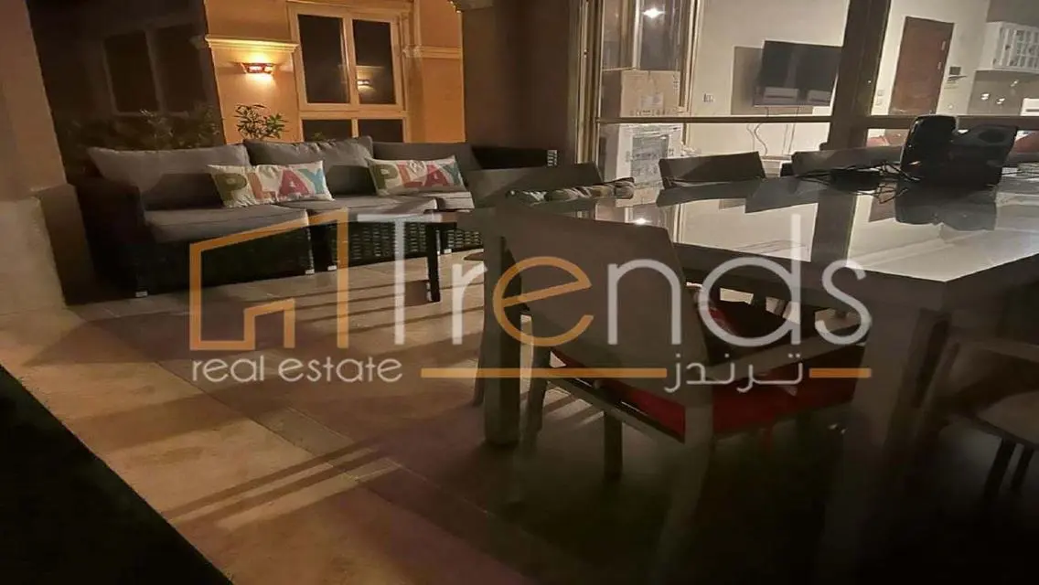 فيلا فاخرة للبيع بجوار البحيرة مع شرفة وحديقة خاصة