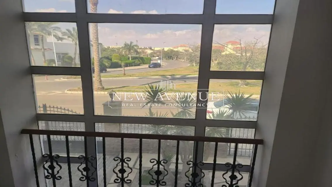 فيلا تشطيب كامل بحمام سباحة بتكييف مركزي فى الشروق