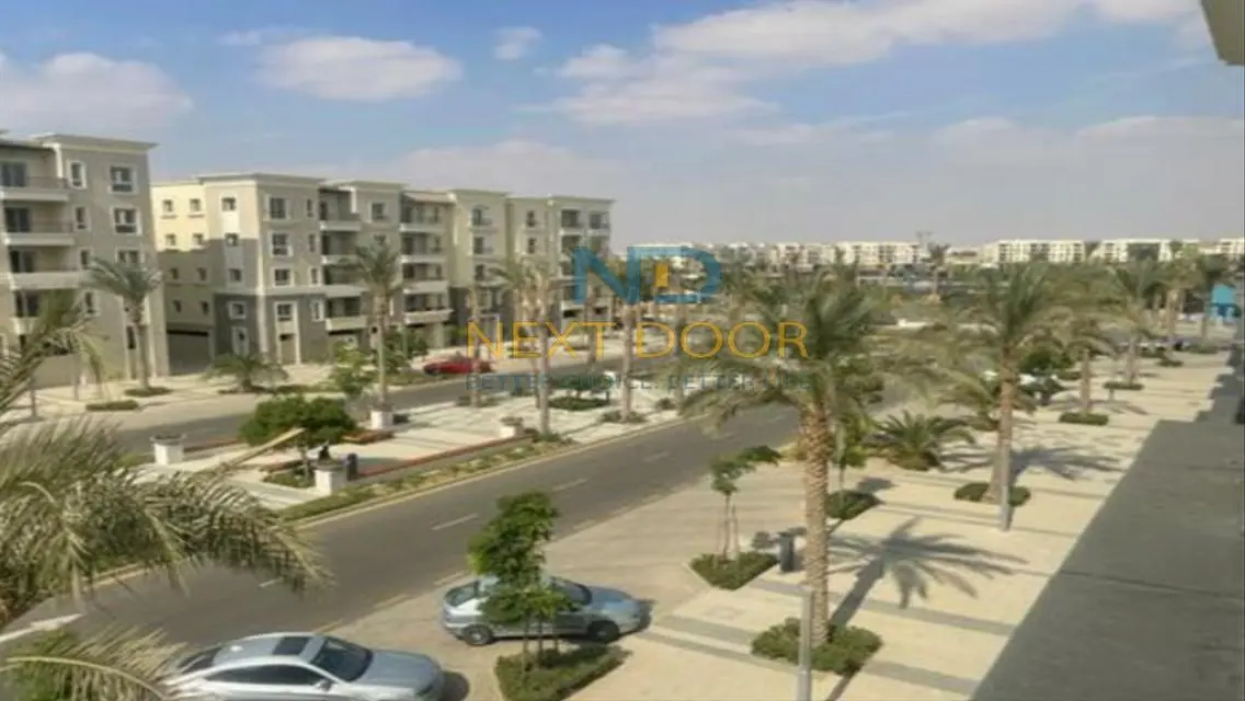 شقة للبيع في ميفيدا فيو مباشر علي حمام السباحة