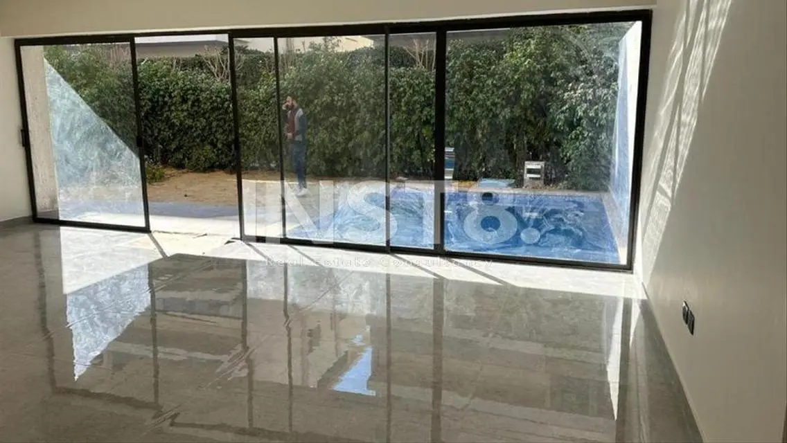 شقة فاخرة بحمام سباحة للبيع ف ليك فيوريزيدنس