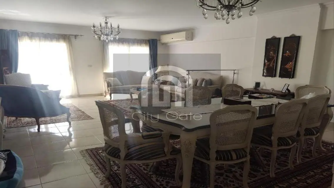 شقة فاخرة بمساحة واسعة للبيع