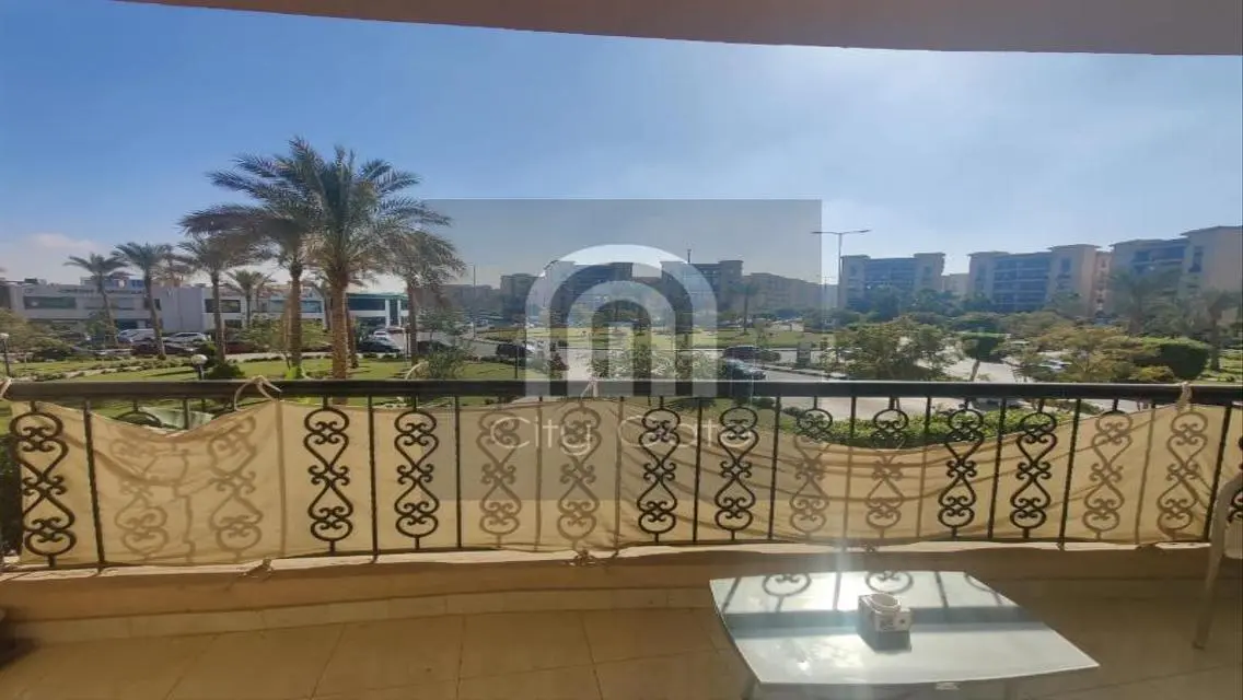 شقة فاخرة بمساحة واسعة للبيع