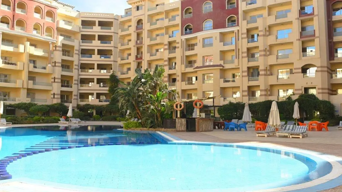 استوديو 33 متر يطل على حمام السباحة