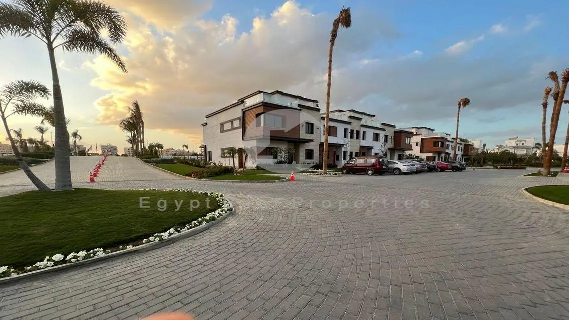 تاون هاوس بموقع متميز جدا بمقدم و اقساط في ازار