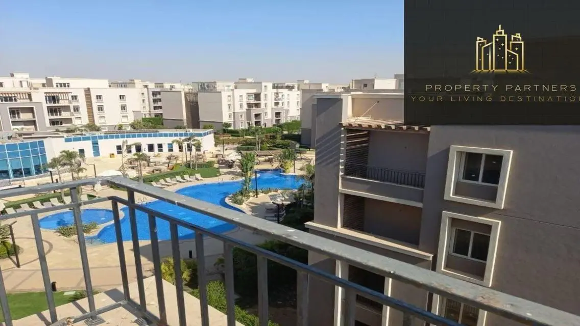 Penthouse Overlooking Landscape In October Plaza .