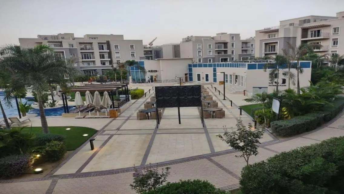 Penthouse Overlooking Landscape In October Plaza .