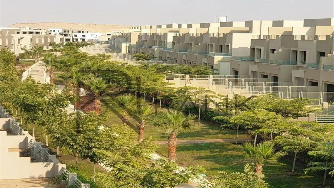 شقة دور تالت نصف تشطيب في بالم هيلز للبيع