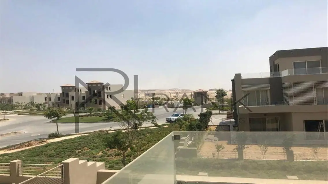 شقة دور تالت نصف تشطيب في بالم هيلز للبيع