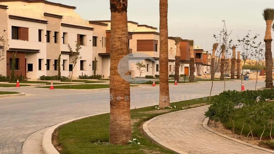 Townhouse corner prime location in azzar 2 resale
