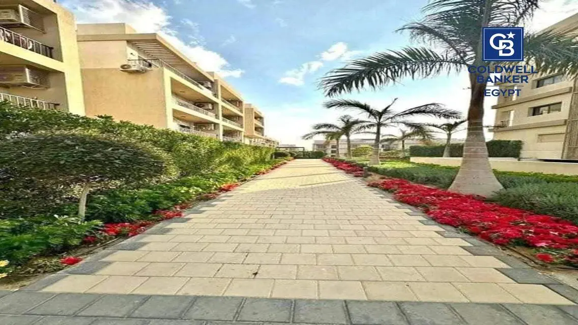 شقة في موقع متميز جدا بكمبوند فيفث سكوير المراسم