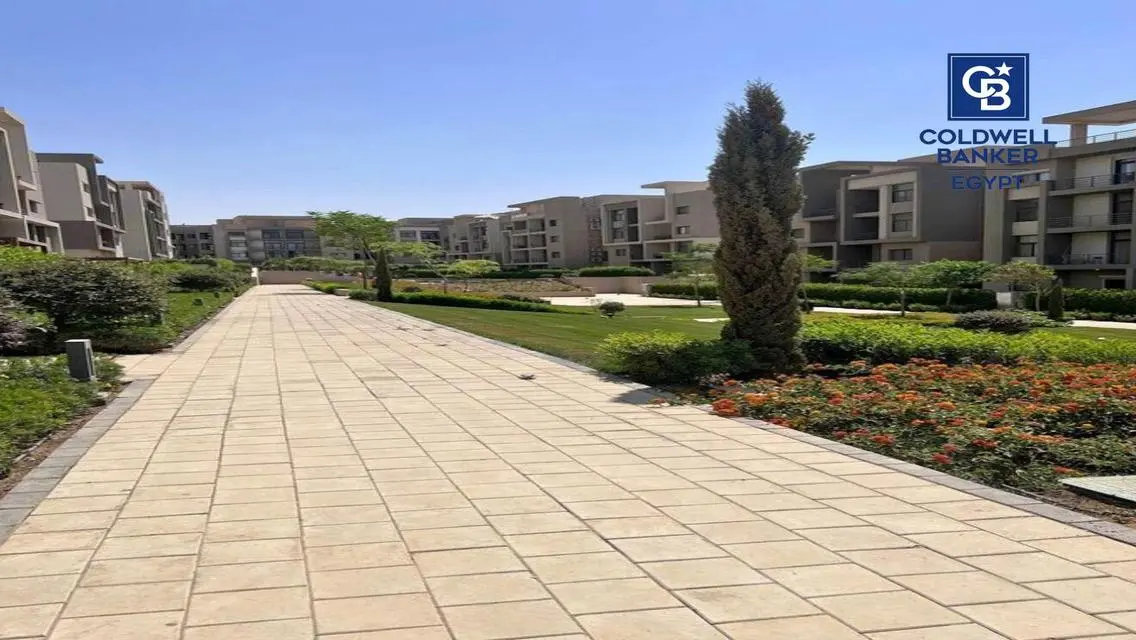 شقة في موقع متميز جدا بكمبوند فيفث سكوير المراسم