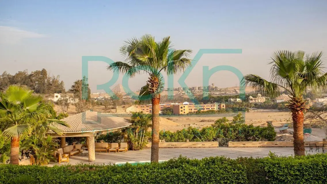 فيلا ضخمة / قصر مع مسبح للبيع - مطله على الأهرامات