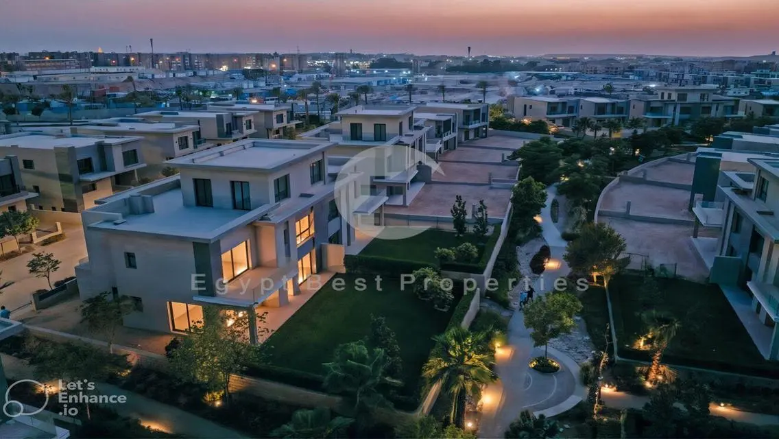تاون هاوس للبيع في سوان ليك ويست في اكتوبر متشطبة