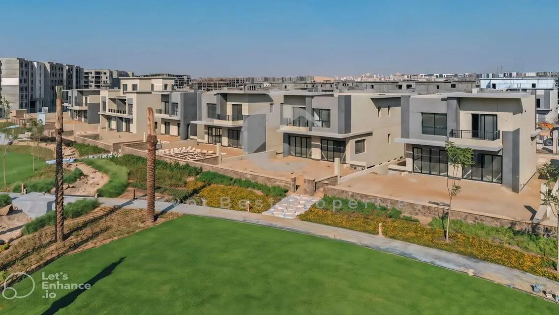 تاون هاوس للبيع في سوان ليك ويست في اكتوبر متشطبة